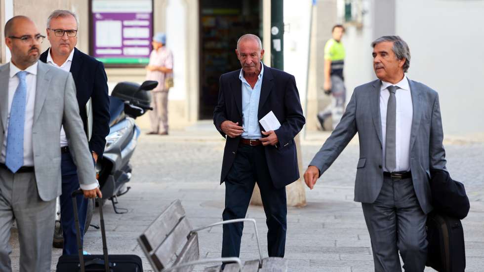 Os dois principais arguidos, o presidente da Câmara Municipal de Borba, António Anselmo (C) e o vice-presidente da mesma câmara, Joaquim Espanhol (2E), acompanhados dos advogados à chegada ao Tribunal Judicial de Évora, onde iniciou hoje o julgamento do caso da derrocada da estrada para dentro de duas pedreiras em Borba, Évora, 02 de outubro de 2024. Na tarde de 19 de novembro de 2018, um troço de cerca de 100 metros da EM255, entre Borba e Vila Viçosa, ruiu devido ao deslizamento de um grande volume de rochas, blocos de mármore e terra para o interior de duas pedreiras, provocando cinco vítimas mortais. NUNO VEIGA/LUSA