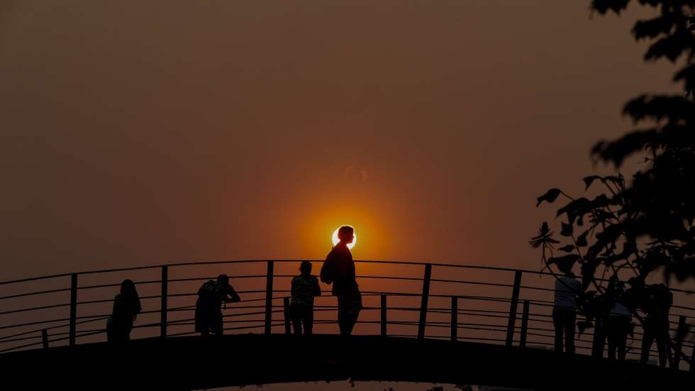 epa11603019 A person walks over a bridge in Ibirapuera Park as the sun sets in a sky colored by smoke from the fires ravaging the country, in Sao Paulo, Brazil, 13 September 2024.  EPA/SEBASTIAO MOREIRA