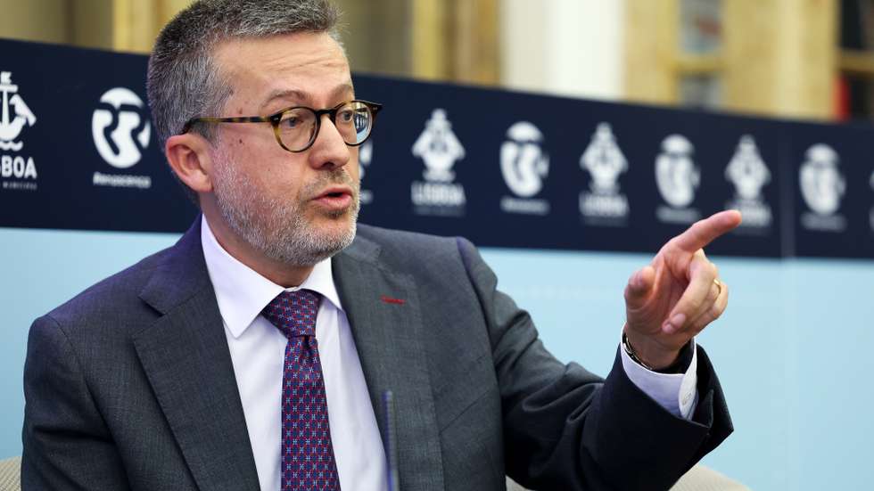 O presidente da Câmara Municipal de Lisboa, Carlos Moedas, durante o debate "Políticas de habitação nos grandes centros urbanos", que decorreu na Biblioteca Municipal, Palácio das Galveias, em Lisboa, 01 de outubro de 2024.  ANTÓNIO COTRIM/LUSA