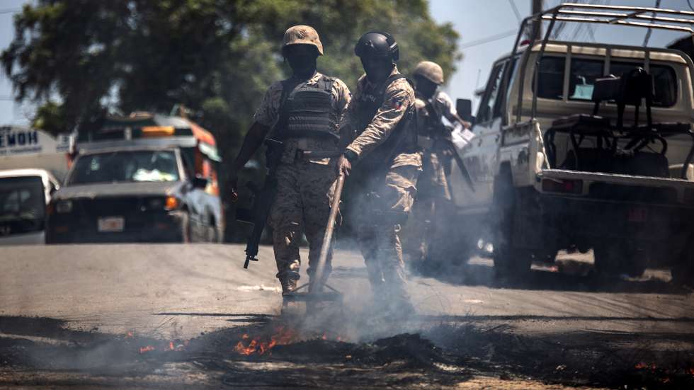 epa11555724 Members of the Haitian police extinguish a fire barricade during a protest against gang violence in the Solino neighborhood of Port-au-Prince, Haiti, 19 August 2024.  EPA/MENTOR DAVID LORENS