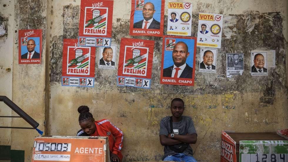 Panfletos de formações políticas moçambicanas e candidatos presidenciais em campanha para as eleições gerais de 09 de outubro, Chimoio, Moçambique, 1 de outubro de 2024. A uma semana das eleições gerais moçambicanas, Moçambique está pintada com o vermelho da Frente de Libertação de Moçambique (Frelimo, no poder), e do seu candidato presidencial, Daniel Chapo, enquanto a propaganda dos restantes partidos quase não existe. JOSÉ COELHO/LUSA