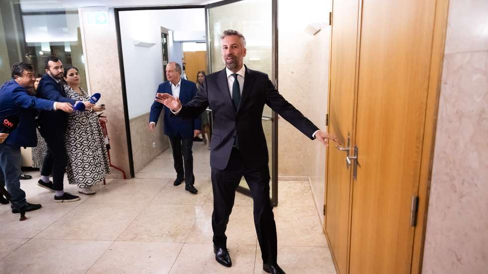 O secretário-geral do Partido Socialista (PS), Pedro Nuno Santos, à chegada para uma reunião com o grupo parlamentar do PS sobre o Orçamento do Estado para 2025 (OE2025), na Assembleia da República, em Lisboa, 08 de outubro de 2024. JOSÉ SENA GOULÃO/LUSA