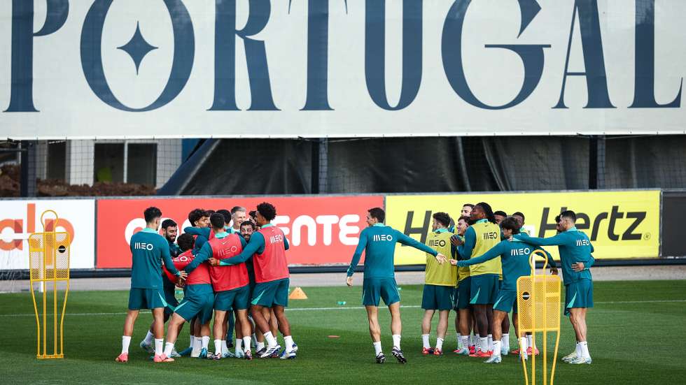 epa11651137 Portugal soccer players warming up during a training session prior to Portugal soccer matches against Poland and Scotland for UEFA Nations League in Oeiras, Portugal, 9 October 2024.  EPA/RODRIGO ANTUNES