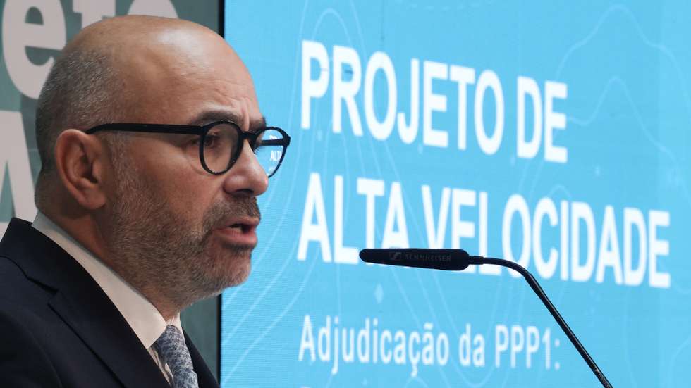 O ministro das Infraestruturas e Habitação, Miguel Pinto Luz, usa da palavra na cerimónia de adjudicação ao consórcio LusoLav da concessão da Linha Ferroviária de Alta Velocidade entre Porto (Campanhã) e Oiã, na Caixa XXI, em Lisboa, 10 de outubro de 2024. TIAGO PETINGA/LUSA