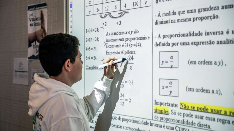 Numa das escolas com maiores taxas de abandono e absentismo escolar foram construídas modernas oficinas para atrair os alunos em risco, mas estão inativas por falta de financiamento, em Rabo de Peixe, 16 de maio de 2024. A Escola Básica Integrada de Rabo de Peixe, na ilha de São Miguel, é apontada como um dos “pontos negros” do insucesso e abandono escolar. Em Rabo de Peixe é normal ver professores ou funcionários a tentarem convencer os alunos a não abandonarem as aulas. O diretor considerou que para muitas crianças são precisos projetos alternativos. (ACOMPANHA TEXTO DA LUSA DO 22 DE JUNHO DE 2024). EDUARDO COSTA/LUSA