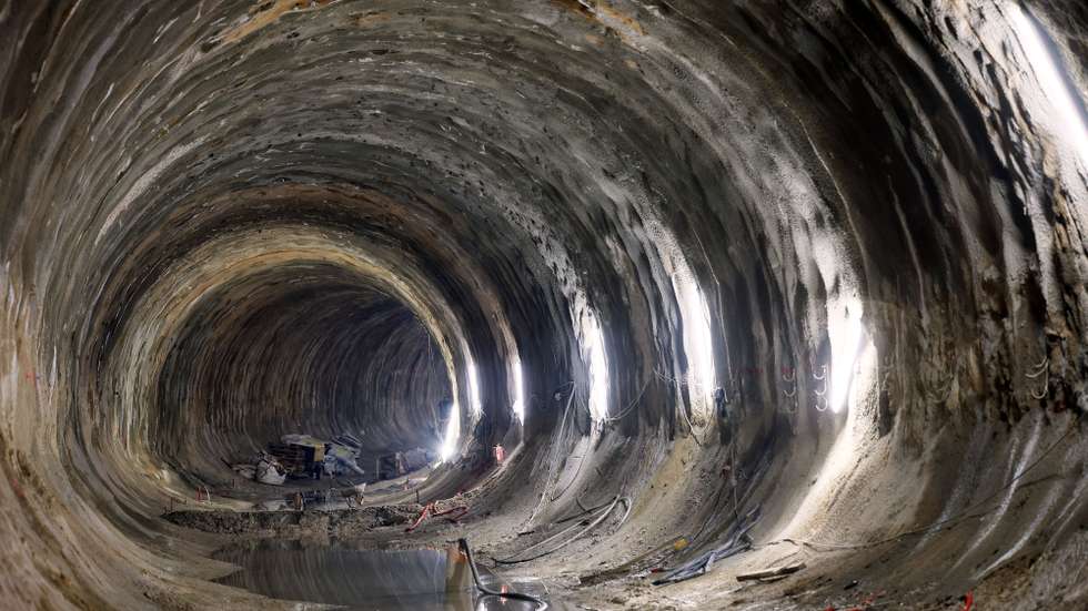 Túnel entre a estação do Metro no Hospital de Santo António e São Bento, no Porto. É na Casa da Música que começa a 'sinfonia' das quatro estações (Casa da Música, Galiza, Hospital Santo António e São Bento) da Linha Rosa do Metro do Porto, num conjunto de sons mais industrial, fruto de um trabalho contínuo que tem de estar terminado daqui a um ano, Porto, 02 de agosto de 2024. (ACOMPANHA TEXTO DE 05-08-2024) ESTELA SILVA/LUSA