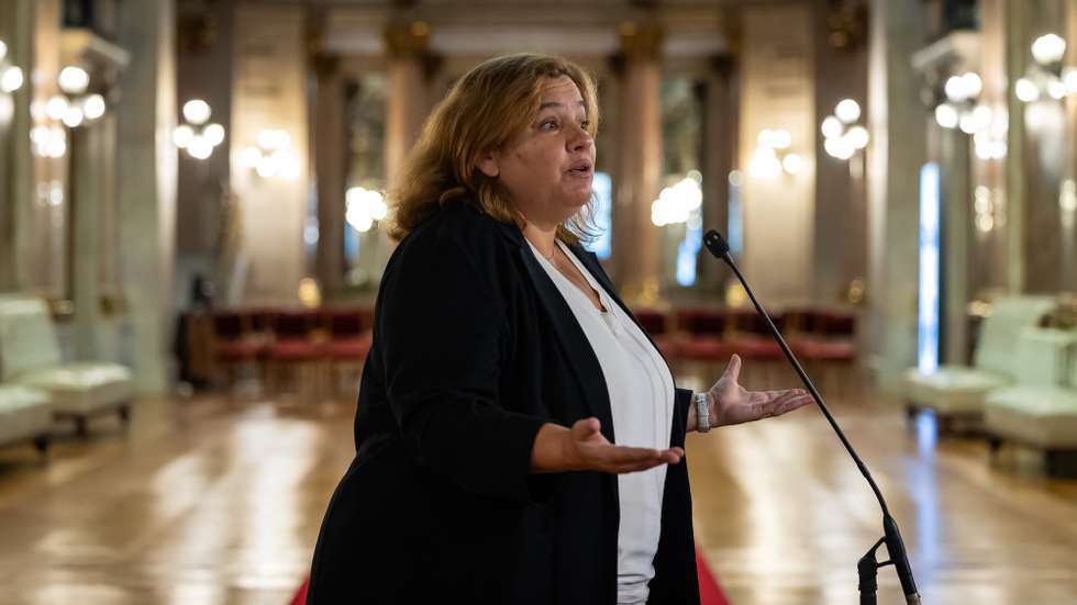 A líder parlamentar do Partido Socialista (PS), Alexandra Leitão, fala aos jornalistas após uma reunião com o governo para discussão do Orçamento de Estado 2025, na Assembleia da República, em Lisboa, 10 de setembro de 2024. JOSÉ SENA GOULÃO/LUSA