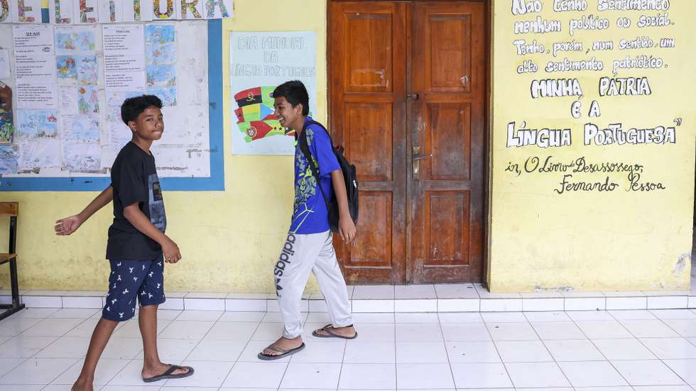 Crianças participam numa iniciativa dos governos português e timorense no Centro de Aprendizagem e Formação Escolar (CAFE) de Baucau, que levou à construção de um destes estabelecimentos de ensino em cada um dos 13 distritos timorenses e na região administrativa especial de Oecusse, mas dizem que só falam português na escola, em Baucau, Timor-Leste, 24 de agosto de 2024. (ACOMPANHA TEXTO DA LUSA DO DIA 31 DE AGOSTO DE 2024). PAULO NOVAIS/LUSA