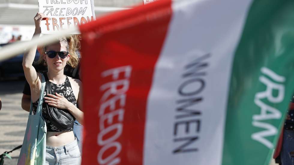 Um ativista iraniana manifesta-se durante uma concentração na Praça do Rossio, em solidariedade com as mulheres do Irão, em Lisboa, 01 de outubro de 2022. Desde a morte de Mahsa Amini, uma jovem iraniana de 22 anos detida por usar o véu de forma incorreta, os protestos têm-se multiplicado em território iraniano, com dezenas de pessoas mortas pelas autoridades locais. ANTÓNIO PEDRO SANTOS/LUSA