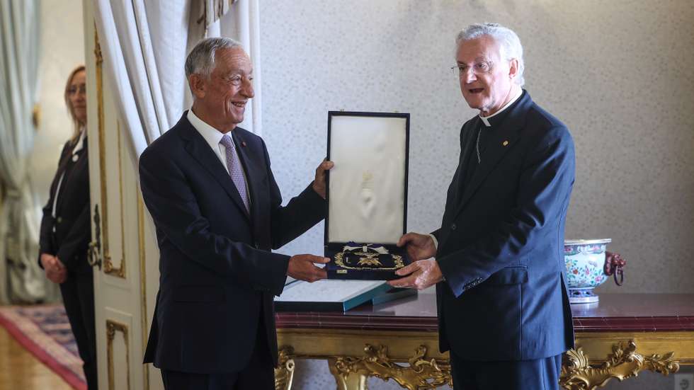 O Presidente da República, Marcelo Rebelo de Sousa (E), condecora o Copríncipe Episcopal de Andorra, Monsenhor Joan Enric Vives i Sicília (D), com a Ordem Infante D. Henrique no Palácio de Belém, em Lisboa, 14 de outubro de 2024. ANTÓNIO PEDRO SANTOS/LUSA