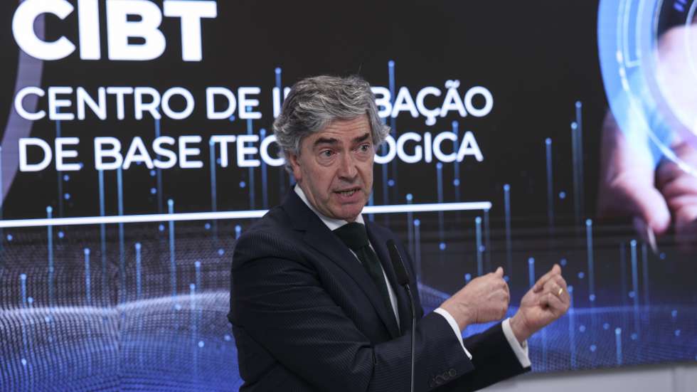 O secretário de Estado do Turismo, Pedro Machado intervém na inauguração do Centro de Incubação de Base Tecnológica (CIBT). Trata-se do novo equipamento do Turismo de Portugal no campus da Escola de Hotelaria e Turismo do Estoril. O CIBT, que será cogerido pelo NEST - Centro de Inovação do Turismo, dispõe de escritórios, espaços de cowork, salas tecnológicas, pop-up, equipamentos e laboratórios de investigação, tudo para apoiar a criação e capacitação de novas empresas e novos modelos de negócios para o setor do Turismo. Estoril, 6 de maio de 2024. MIGUEL A. LOPES/LUSA
