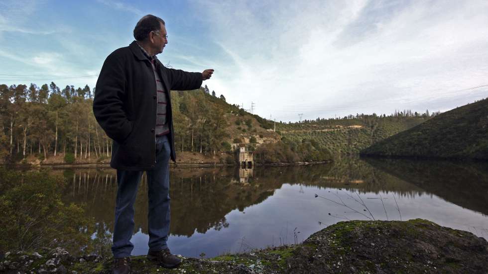 O Presidente da Junta de Freguesia de Montalvão, Francisco Almeida, indica o local na confluência dos rios Tejo e Sever, onde os responsáveis das povoações de Montalvão (Portugal) a Cedillo (Espanha) esperam ver um dia uma ponte que reduza a distância entre as duas povoações de 150 km para 16 km, Nisa, 19 de janeiro de 2014. (ACOMPANHA TEXTO). NUNO VEIGA/LUSA