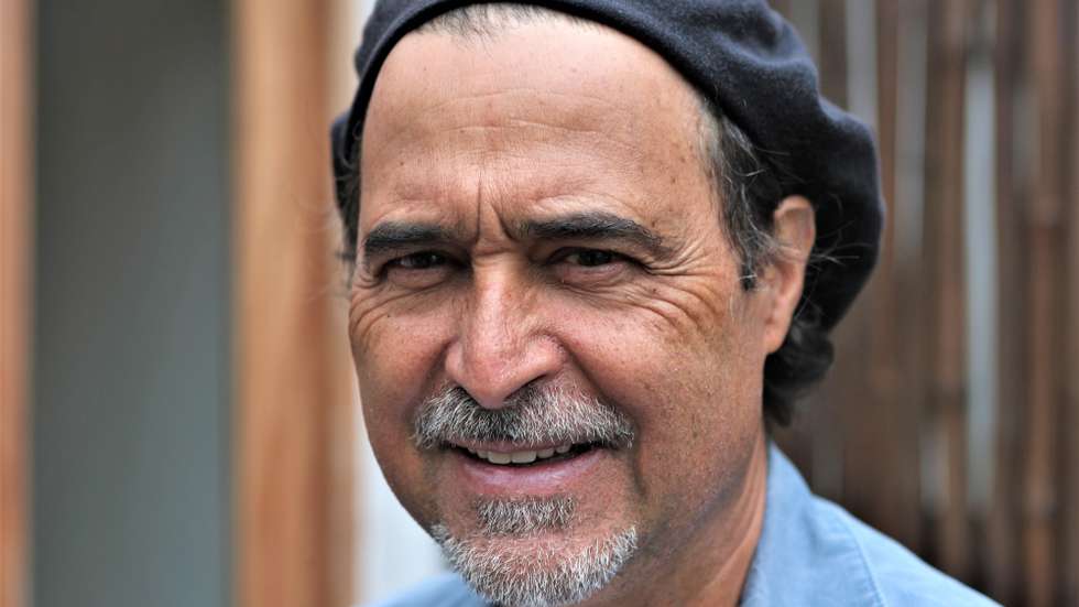 O escritor José Eduardo Agualusa posa para a fotografia durante uma entrevista à agência Lusa sobre seu novo livro "Mestre dos batuques", em Maputo, Moçambique, 15 de outubro de 2024. José Eduardo Agualusa descreve "Mestre dos batuques", com lançamento a 25 de outubro, em Portugal, como “alternativa” sobre a história oficial da colonização numa Angola que “são muitos países, muitas nações”. (ACOMPANHA TEXTO DA LUSA DO DIA 17 DE OUTUBRO DE 2024). LUÍSA NHANTUMBO/LUSA