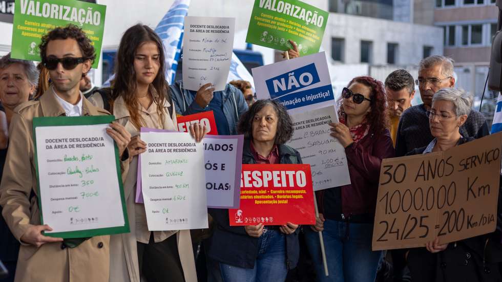 Professores e educadores participam na manifestação para contestar as regras de atribuição de uma verba aos professores que ficam colocados longe de casa numa das escolas que estão identificadas como tendo uma falta sistemática de docentes, num protesto organizado pele FENPROF, em frente ao ministério da Educação, 17 de outubro de 2024. JOSÉ SENA GOULÃO/LUSA