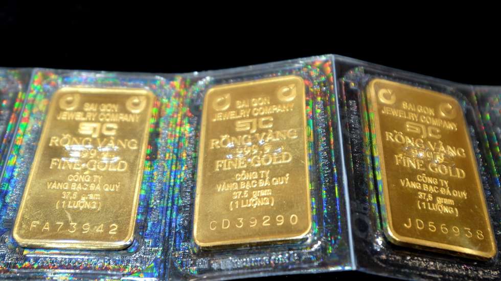 epa11269012 Gold bars are displayed for sale at a jewelry shop in Hanoi, Vietnam, 10 April 2024. The price of gold in Vietnam has soared to record high price recently. Vietnamese Prime Minister Pham Minh Chinh ordered the central bank to take measures to stabilize the market and narrow the price gap between the international and domestic gold rate.  EPA/LUONG THAI LINH