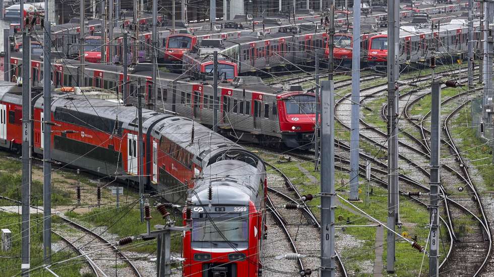 A greve dos trabalhadores da Infraestruturas de Portugal (IP) levou hoje à supressão de 140 comboios de 252 programados (55,6%) pela CP, entre as 00:00 e as 08:00, segundo dados da transportadora, 2 de janeiro de 2024 em Lisboa. Os trabalhadores da Infraestruturas de Portugal (IP) cumprem hoje o primeiro de dois de greve intercalados, tendo sido decretados serviços mínimos. TIAGO PETINGA/LUSA