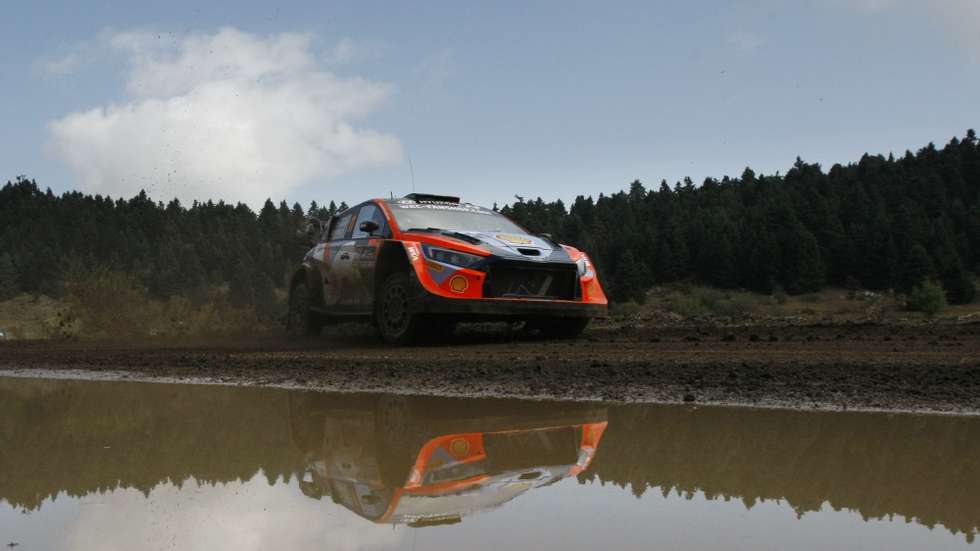 epa11593274 Belgium&#039;s Thierry Neuville and and his co-driver Martin Wydaeghe drive their Hyundai i20 N Rally1 Hybrid, at the special stage Eleftherochori, during the EKO Acropolis Rally Greece as part of the World Rally Championship (WRC) in Eleftherochori, central Greece, 08 September 2024.  EPA/YANNIS KOLESIDIS