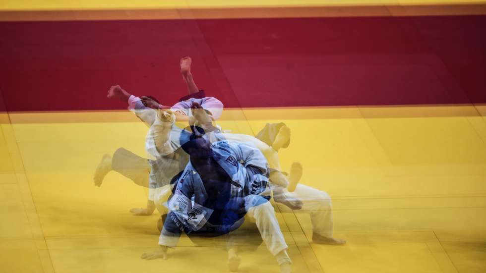 epaselect epa09142797 A multiple exposure picture of Nemanja Madjov of Serbia (white) ippon win against Martin Matijass of Germany  (blue) during the second round in the men&#039;s -90kg category at the European Judo Championships in Lisbon, Portugal, 18 April 2021.  EPA/NUNO VEIGA