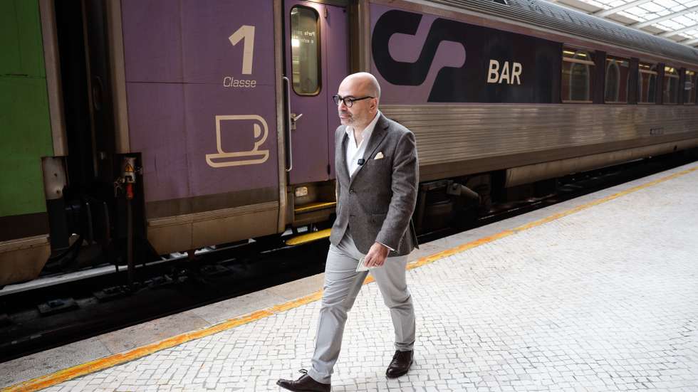 O ministro das Infraestruturas e Habitação, Miguel Pinto Luz, após levantar o Passe Ferroviário Verde na bilheteira da CP e de partida, num comboio Intercidades, entre as estações de Santa Apolónia e Santarém, para assinalar o primeiro dia de entrada em vigor do novo título de transporte, em Lisboa, 21 de outubro de 2024. ANTÓNIO PEDRO SANTOS/LUSA