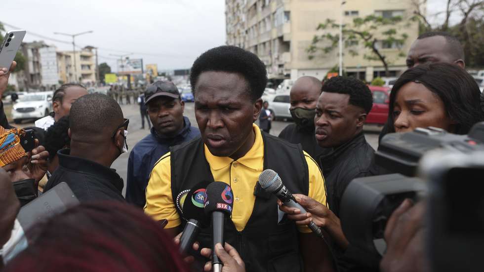 O candidato presidencial Venâncio Mondlane (C) fala aos jornalistas, em Maputo, Moçambique, 21 de outubro de 2024. A Polícia moçambicana lançou hoje gás lacrimogéneo contra o local onde o candidato presidencial Venâncio Mondlane fazia declarações aos jornalistas, a apelar à calma no âmbito da marcha que convocou, obrigando o político a fugir. LUÍSA NHANTUMBO/LUSA