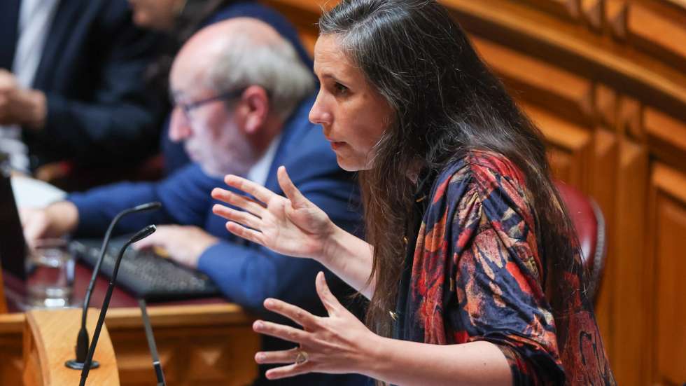 A deputada e líder parlamentar do Livre, Isabel Mendes Lopes, intervém na sessão plenária de interpelação ao Governo sobre o "Passe Ferroviário Nacional e investimento na ferrovia em Portugal", na Assembleia da República, em Lisboa, 10 de outubro de 2024. ANTÓNIO COTRIM/LUSA