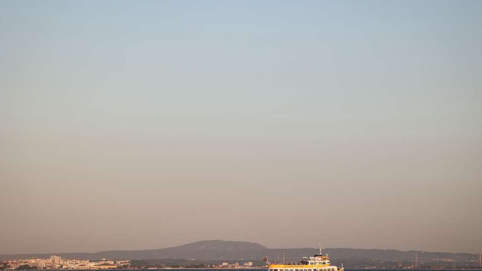 Um cacilheiro passa no rio Tejo, em Lisboa, 07 de agosto de 2024. Barco. Rio Tejo. Transportes. ANTÓNIO PEDRO SANTOS/LUSA