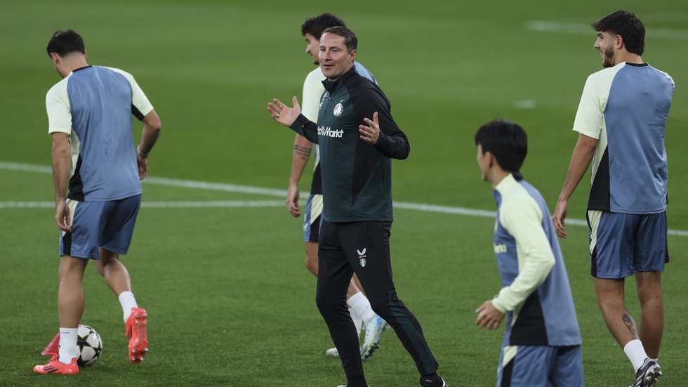 Feyenoord head coach Brian Priske during a training session at Luz Stadium, Portugal, 22 October 2024.  Feyenoord plays SL Benfica in UEFA Champions League group stage match on 23 October in Lisbon. MIGUEL A. LOPES/LUSA