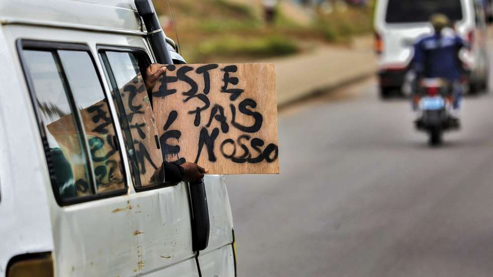 Funeral de Elvino Dias, assessor jurídico do candidato presidencial Venâncio Mondlane, em Maputo, Moçambique, 23 de outubro de 2024. A polícia moçambicana confirmou no sábado, à Lusa, que a viatura em que seguiam Elvino Dias, advogado do candidato presidencial Venâncio Mondlane, e Paulo Guambe, mandatário do Povo Otimista para o Desenvolvimento de Moçambique (Podemos), partido que apoia Mondlane, mortos a tiro, foi “emboscada”. LUÍSA NHANTUMBO/LUSA