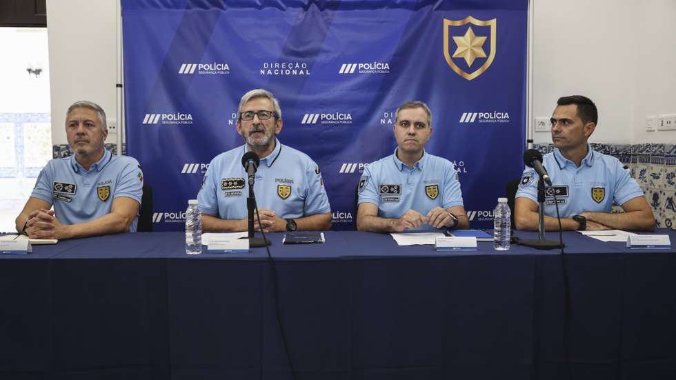 Os superintendentes da Polícia de Segurança Pública (PSP) (E-D), Alexandre Coimbra, Pedro Gouveia, Luís Elias e Sérgio Soares, durrante uma conferência de imprensa com o ponto de situação relativamente aos incidentes dos últimos dias na Área Metropolitana de Lisboa, 23 de outubro de 2024. Desde a noite de segunda-feira foram registados desacatos no Zambujal e, já na terça-feira, noutros bairros da Área Metropolitana de Lisboa, onde foram queimados dois autocarros, automóveis e caixotes do lixo, e detidas três pessoas. Dois polícias receberam tratamento hospitalar devido ao arremesso de pedras e dois passageiros dos autocarros incendiados sofreram esfaqueamentos sem gravidade. MIGUEL A. LOPES/LUSA