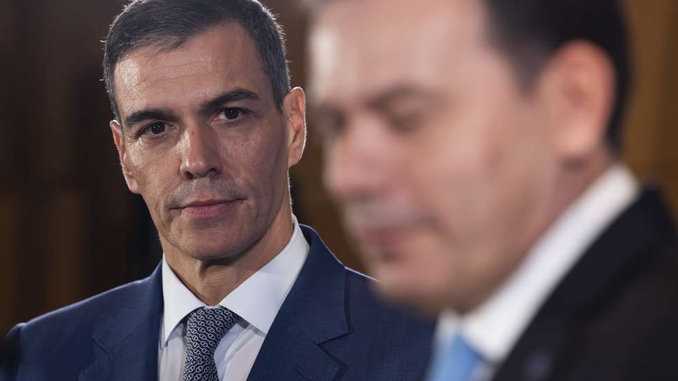 O primeiro-ministro de Portugal, Luís Montenegro (D), acompanhado pelo presidente do Governo de Espanha, Pedro Sanchez, durante uma conferência no Fórum Empresarial Luso-Espanhol, à margem da XXXV Cimeira Luso-Espanhola, no Campus Universitário da Penha, em Faro, 23 de outubro de 2024. JOSÉ SENA GOULÃO/LUSA