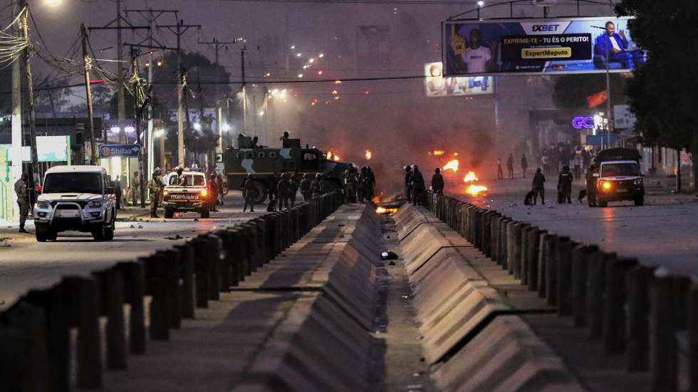 A polícia moçambicana montou um perímetro de segurança na avenida Joaquim Chissano, em Maputo, onde estão pneus a arder, num protesto que se segue ao anúncio dos resultados das eleições de 09 de outubro, sendo audíveis disparos na zona, Maputo, Moçambique, 24 de outubro de 2024. A Comissão Nacional de Eleições (CNE) divulgou hoje os resultados do apuramento geral das eleições de 09 de outubro – presidenciais, legislativas e para as assembleias provinciais -, anunciando a vitória da Frente de Libertação de Moçambique (Frelimo, no poder), com mais 11 deputados do que os que já possuía no parlamento, e do seu candidato presidencial, Daniel Chapo, com 70,67% dos votos, resultados que ainda carecem da validação do Conselho Constitucional. LUÍSA NHANTUMBO/ LUSA