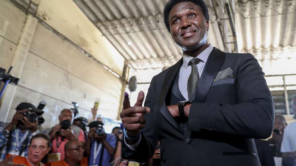 Presidential candidate Venancio Mondlane, supported by Podemos, after casting his vote at a polling station in Maputo, Mozambique, 09 October 2024. More than 17.1 million Mozambican voters will choose the President of the Republic, provincial assemblies and their governors, and 250 members of the Assembly of the Republic. The National Elections Commission (CNE) approved lists of 35 political parties running for the Assembly of the Republic and 14 political parties and groups of citizen voters for provincial assemblies. LUISA NHANTUMBO/LUSA
