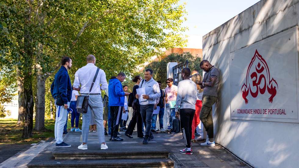 Um imigrante brasileiro, que não tinha feito marcação prévia, aguarda para ser atendidos no primeiro centro de atendimento para imigrantes da Agência para a Integração, Migrações e Asilo (AIMA), que tem por objetivo “resolver os mais de 400 mil processos pendentes de análise” e a necessidade de regularização dos imigrantes que já se encontravam a trabalhar em Portugal até ao dia 03 de junho de 2024, e que cumprem os requisitos legais para a obtenção da autorização de residência, no Centro Hindu Radha Krishna, em Telheiras, 09 de setembro de 2024. JOSÉ SENA GOULÃO/LUSA
