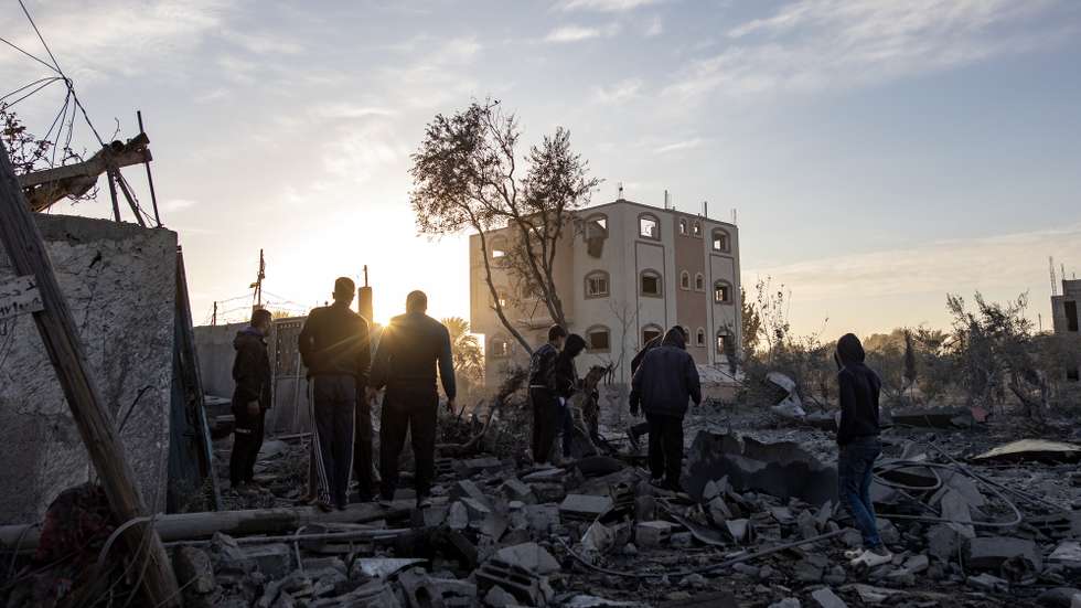 epa11682121 Palestinians inspect the remains of destroyed buildings following the Israeli airstrikes in Khan Younis, southern Gaza Strip, 25 October 2024. More than 42,800 Palestinians and over 1,400 Israelis have been killed, according to the Palestinian Health Ministry and the Israel Defense Forces (IDF), since Hamas militants launched an attack against Israel from the Gaza Strip on 07 October 2023, and the Israeli operations in Gaza and the West Bank which followed it.  EPA/HAITHAM IMAD