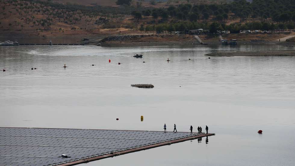 Vista da Central Solar Flutuante de Alqueva, frente ao paredão da barragem com o mesmo nome, que é hoje inaugurada, em Portel, 15 de julho de 2022. A Central Solar Flutuante de Alqueva, “o maior parque solar flutuante” numa albufeira de barragem na Europa, um investimento de seis milhões de euros, é hoje inaugurada pelo primeiro-ministro, António Costa. NUNO VEIGA/LUSA