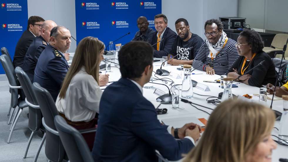 Reunião do Governo com membros de associações representativas da Àrea Metropolitana de Lisboa, dirigentes de algumas entidades públicas, como a GNR, a PSP, do Instituto Português do Desporto e da Juventude (IPDJ), e da agência para a Integração, Migrações e Asilo (AIMA), na sequência dos desacatos no âmbito da morte de Odair Moniz, cidadão cabo-verdiano de 43 anos e morador no Bairro do Zambujal, que foi baleado por um agente da PSP no Bairro da Cova da Moura, no Campus XXI, em Lisboa, 29 de outubro de 2024. Entre as associações convidadas estão a Moinho da Juventude, Mundo Nôbu, Afrolink, Movimento Nu Sta Djuntu – Estamos Juntos, Associação Caboverdeana, Associação Cultural e Juvenil Batoto Yetu, Academia do Johnson, Associação HELPO, Semear o Futuro, Djass - Associação de Afrodescendentes e a FEMAFRO – Associação de mulheres negras, africanas e afro descendentes em Portugal. JOSÉ SENA GOULÃO/LUSA