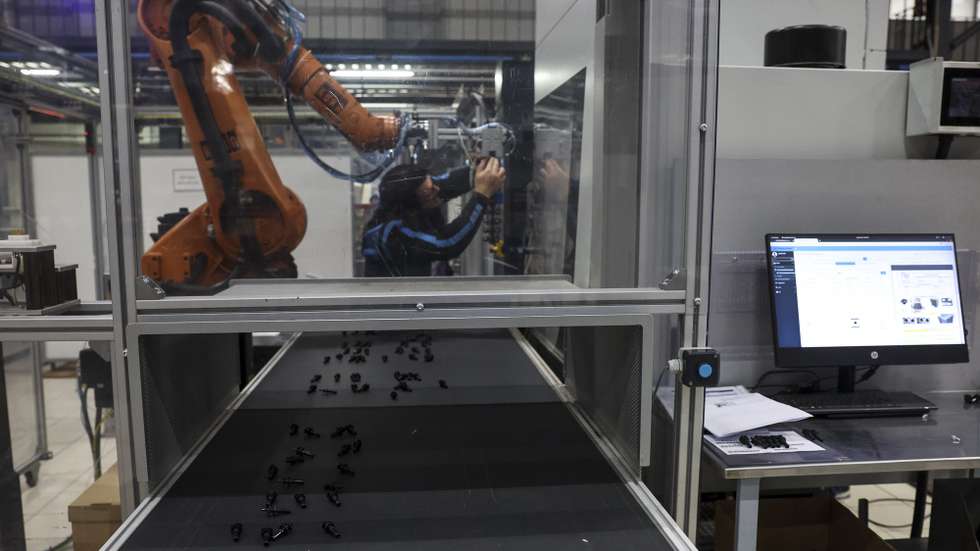 Uma funcionária da empresa Microplásticos durante o processo de fabricação de componentes para a indústria automóvel, na Figueira da Foz, 08 de novembro de 2023. A empresa Microplásticos tem vindo a reconfigurar-se e a investir no sentido de atingir a neutralidade carbónica em 2030 numa apostam no combate às alterações climáticas, transição energética e economia circular, adotando energias renováveis e realidade aumentada no fornecimento de componentes automóveis. (ACOMPANHA TEXTO DA LUSA DO DIA 19 DE NOVEMBRO DE 2023). PAULO NOVAIS/LUSA