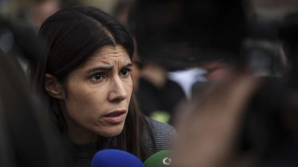 A coordenadora do Bloco de Esquerda (BE), Mariana Mortágua, fala aos jornalistas durante o protesto dos Técnicos de Emergência Pré-Hospitalar (TEPH) que estão em greve às horas extraordinárias, convocada pelo Sindicato Técnicos de Emergência Pré-Hospitalar (STEPH), pela revisão da carreira e melhores condições salariais, frente à Assembleia da República, em Lisboa, 30 de outubro de 2024. ANDRÉ KOSTERS/LUSA