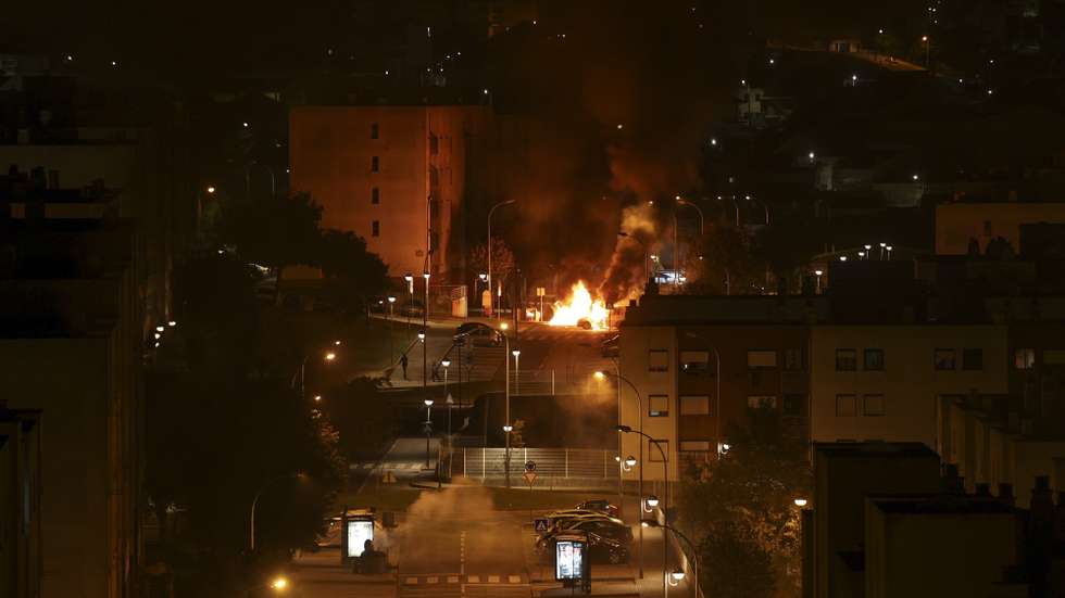 epa11676850 A bus burns during the residents of the Zambujal neighborhood protest in reaction following the death of a man shot by a police officer in Amadora, Lisbon, Portugal, 22 October 2024 (issued 23 October 2024). The riots that have been going on since 21 October following the death of a man shot by the PSP spread to various areas of Lisbon, including Carnaxide (Oeiras), Casal de Cambra (Sintra), and Damaia (Amadora).  EPA/MIGUEL A.LOPES