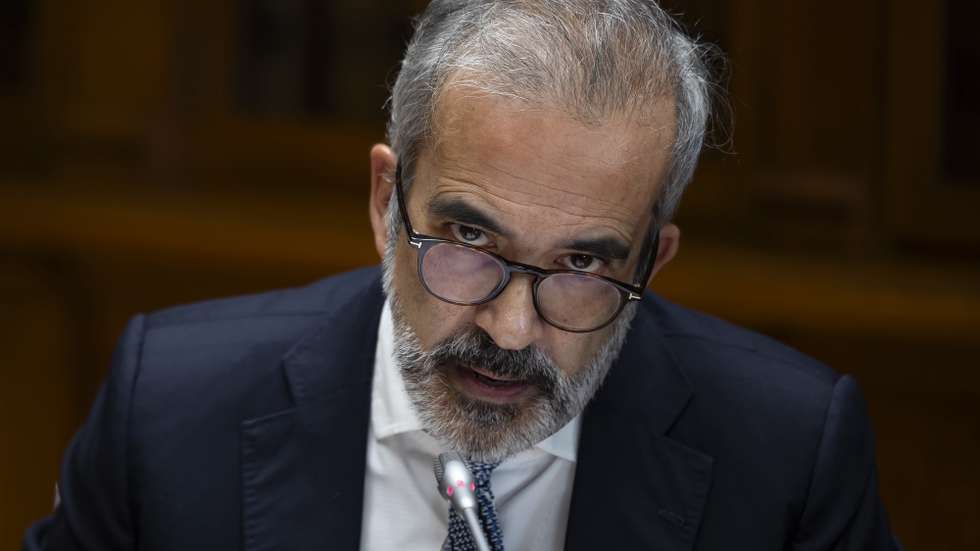 O ministro de Estado e dos Negócios Estrangeiros, Paulo Rangel, intervém na sua audição perante a Comissão de Assuntos Europeus, para prestar esclarecimentos na sequência do parecer negativo do Comité de Avaliação do TJUE relativamente à nomeação pelo governo para o cargo de juiz do Tribunal de Justiça da União Europeia (TJUE), de Gonçalo Almeida Ribeiro, na Assembleia da República, em Lisboa, 30 de outubro de 2024. JOSÉ SENA GOULÃO/LUSA