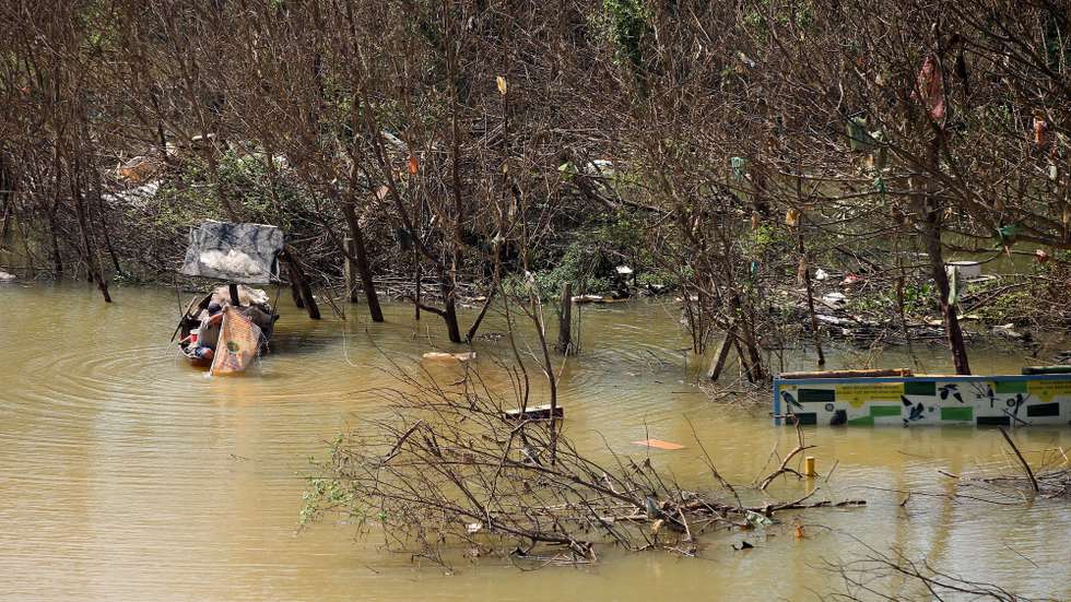 epa11621804 A man on a boat collects garbage along the Red river, in Hanoi, Vietnam, 24 September 2024. Typhoon Yagi struck northern Vietnam on 07 September and caused serious damage in many northern provinces and cities. Hanoi authorities have been calling on city leaders, organizations and residents to make effort to restore and recover after the typhoon.  EPA/LUONG THAI LINH