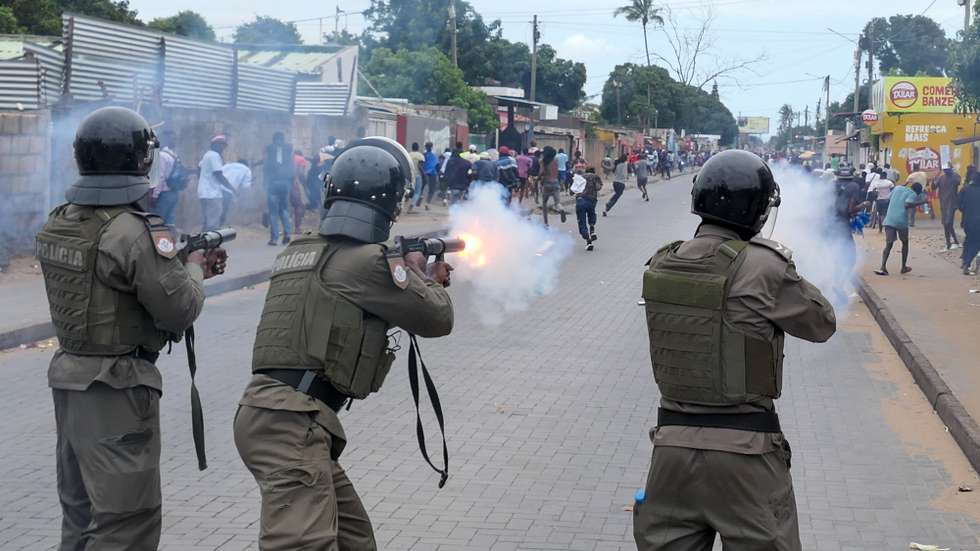 Agentes da polícia moçambicana disparam vários tiros de gás lacrimogéneo contra um grupo de dezenas de manifestantes pró-Venâncio Mondlane que tentavam chegar ao centro da cidade de Maputo, Moçambique, 31 de outubro de 2024. PAULO JULIÃO/LUSA