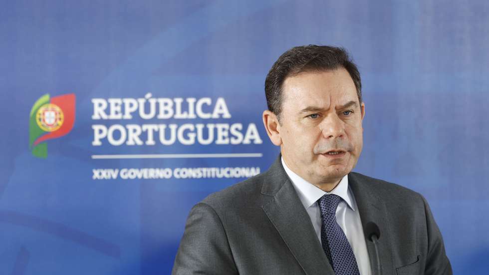 O primeiro-ministro, Luís Montenegro, fala aos jornalistas à chegada para a reunião do Conselho Nacional para as Migrações e Asilo, no Centro Cultural de Belém, em Lisboa, 28 de outubro de 2024. ANTÓNIO PEDRO SANTOS/LUSA