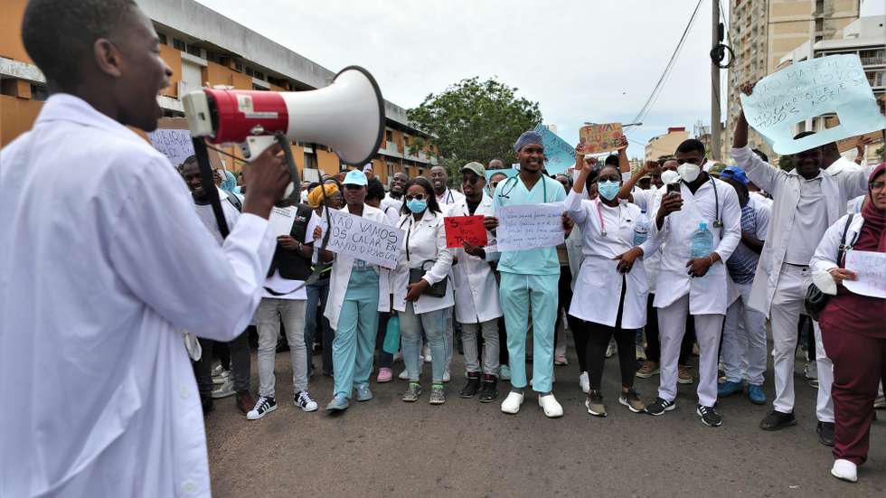 Manifestação de profissionais de saúde moçambicanos, liderados pelos médicos, concretizou hoje a primeira manifestação em Maputo desde a paralisação das atividades no âmbito da contestação aos resultados eleitorais, 05 de novembro de 2024. LUÍSA NHANTUMBO /LUSA