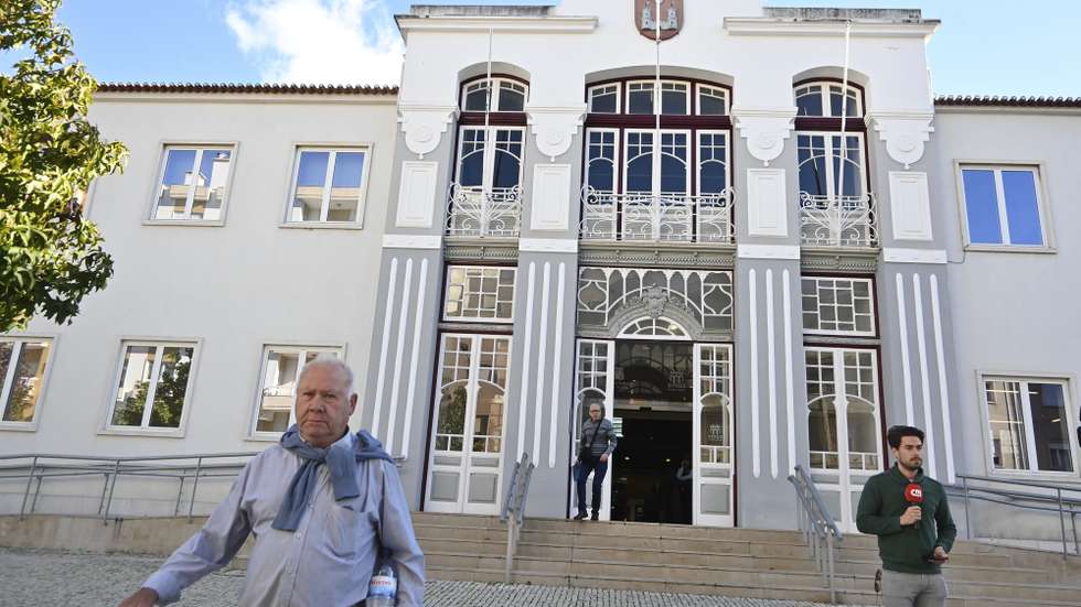 Populares na porta de entrada da Câmara Municipal de Torres Vedras onde um homem com cerca de 50 anos de idade entrou munido de uma arma branca e provocou pânico e quatro feridos no edifício, em Torres Vedras, 28 de outubro de 2024. CARLOS BARROSO/LUSA