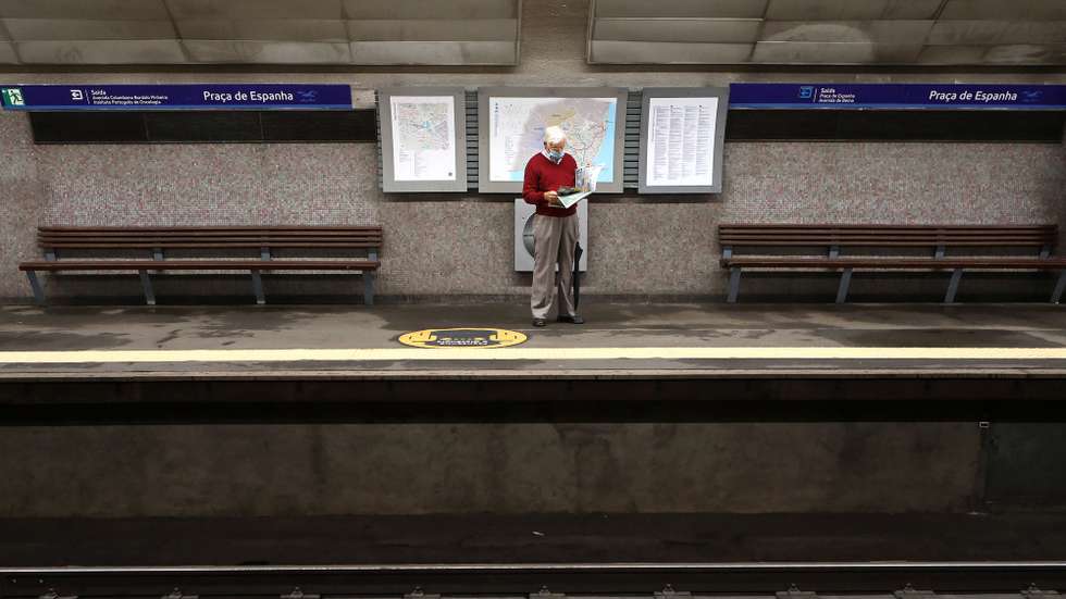 Um utente do Metro de Lisboa lê o jornal na estação da Praça de Espanha, reaberta desde as 23h de ontem, após um desabamento na estação no dia 29 de setembro, que afetou a circulação na Linha Azul, em Lisboa, 02 de outubro de 2020. ANTÓNIO PEDRO SANTOS/LUSA