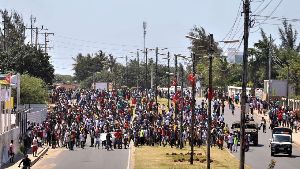 A polícia moçambicana travou hoje, no centro de Maputo, uma manifestação com poucas dezenas de pessoas em protesto contra os resultados anunciados das eleições gerais de 09 de outubro, lançando gás lacrimogéneo para dispersar, 04 de novembro de 2024. LUÍSA NHANTUMBO/LUSA