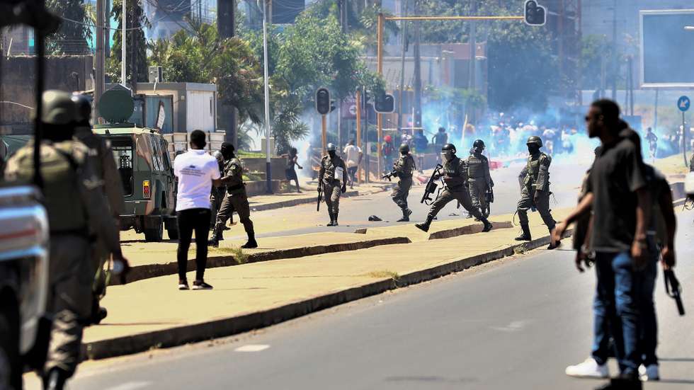 A polícia moçambicana travou hoje, no centro de Maputo, uma manifestação com poucas dezenas de pessoas em protesto contra os resultados anunciados das eleições gerais de 09 de outubro, lançando gás lacrimogéneo para dispersar, 04 de novembro de 2024. LUÍSA NHANTUMBO/LUSA