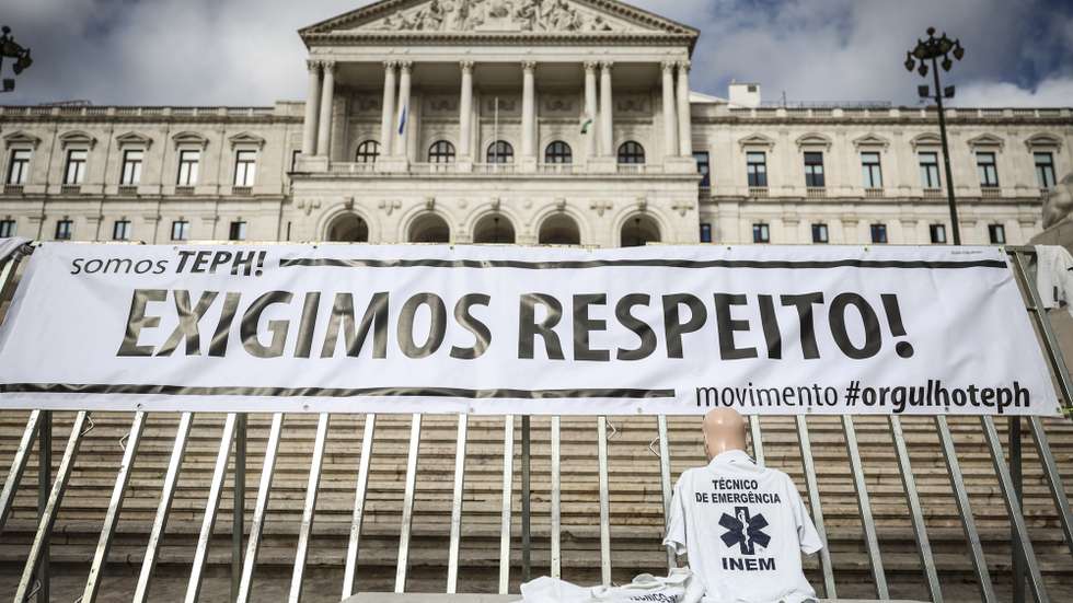 A porta-voz do Pessoas-Animais-Natureza (PAN), Inês de Sousa Real, fala aos jornalistas durante o protesto dos Técnicos de Emergência Pré-Hospitalar (TEPH) que estão em greve às horas extraordinárias, convocada pelo Sindicato Técnicos de Emergência Pré-Hospitalar (STEPH), pela revisão da carreira e melhores condições salariais, frente à Assembleia da República, em Lisboa, 30 de outubro de 2024. ANDRÉ KOSTERS/LUSA