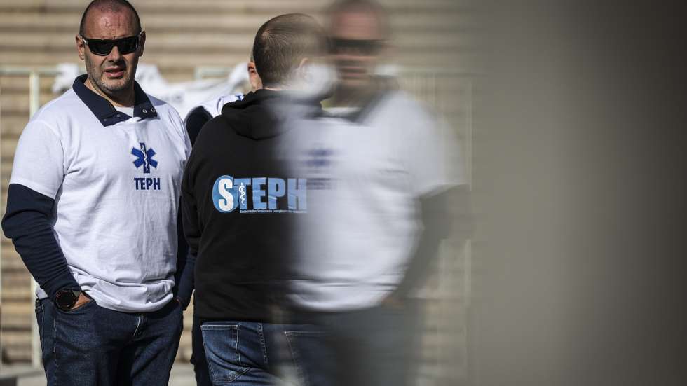 Protesto dos Técnicos de Emergência Pré-Hospitalar (TEPH) que estão em greve às horas extraordinárias, convocada pelo Sindicato Técnicos de Emergência Pré-Hospitalar (STEPH), pela revisão da carreira e melhores condições salariais, frente à Assembleia da República, em Lisboa, 30 de outubro de 2024. ANDRÉ KOSTERS/LUSA